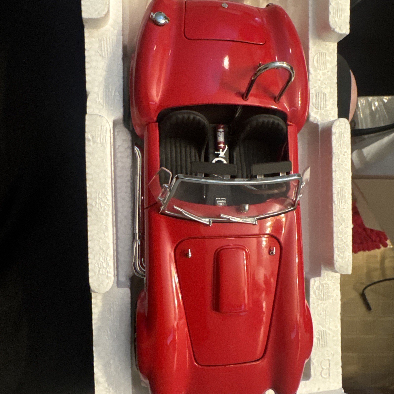 DIE-CAST Cobra 1:20 SCALE CREATIVE MASTERS LTD 427 SC COBRA IN HAND RANGOON RED