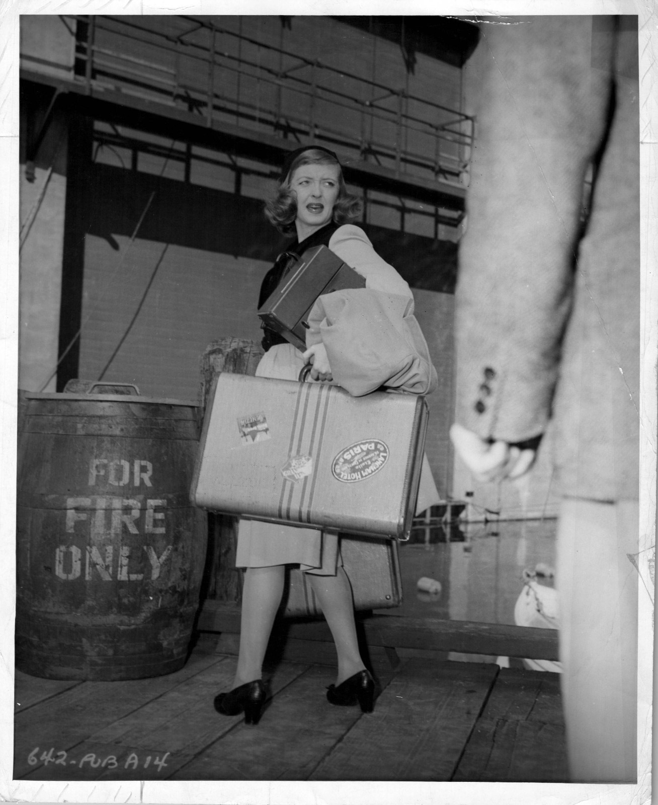 HOLLYWOOD BETTE DAVIS BEHIND SCENES ON SET PORTRAIT 1940s ORIG PHOTO MA80
