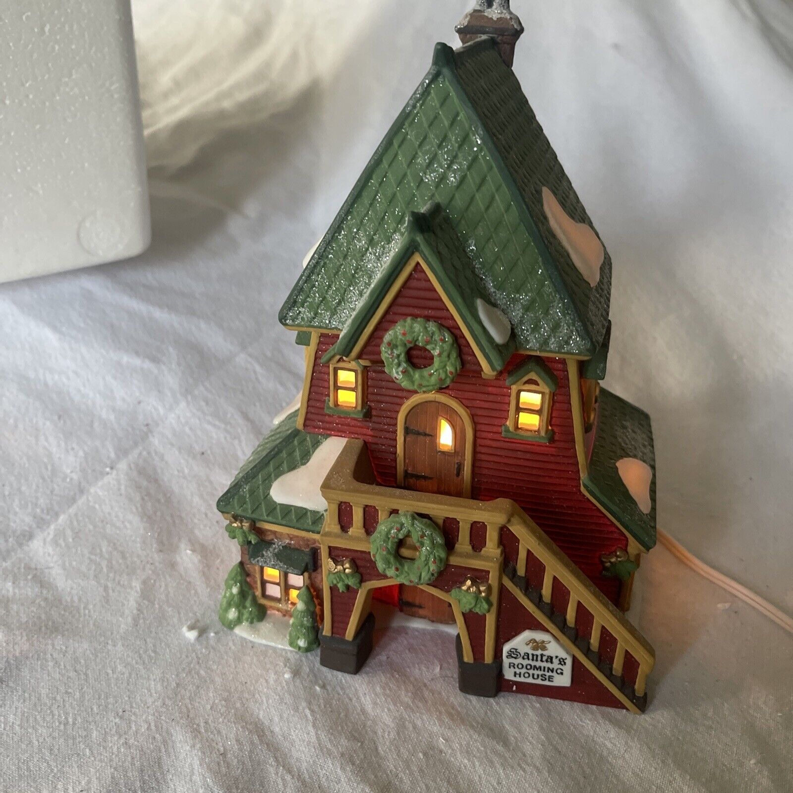 Dept 56 North Pole Retired Lighted Building SANTA'S ROOMING HOUSE 56386 Works