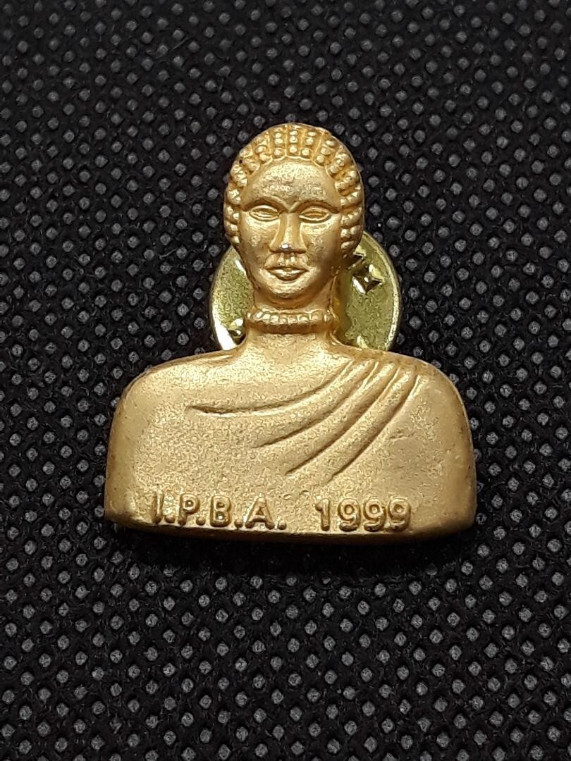 Vintage 1999 PERFUME BOTTLE Lapel PIN FROM IPBA ORGANIZATION Advertising