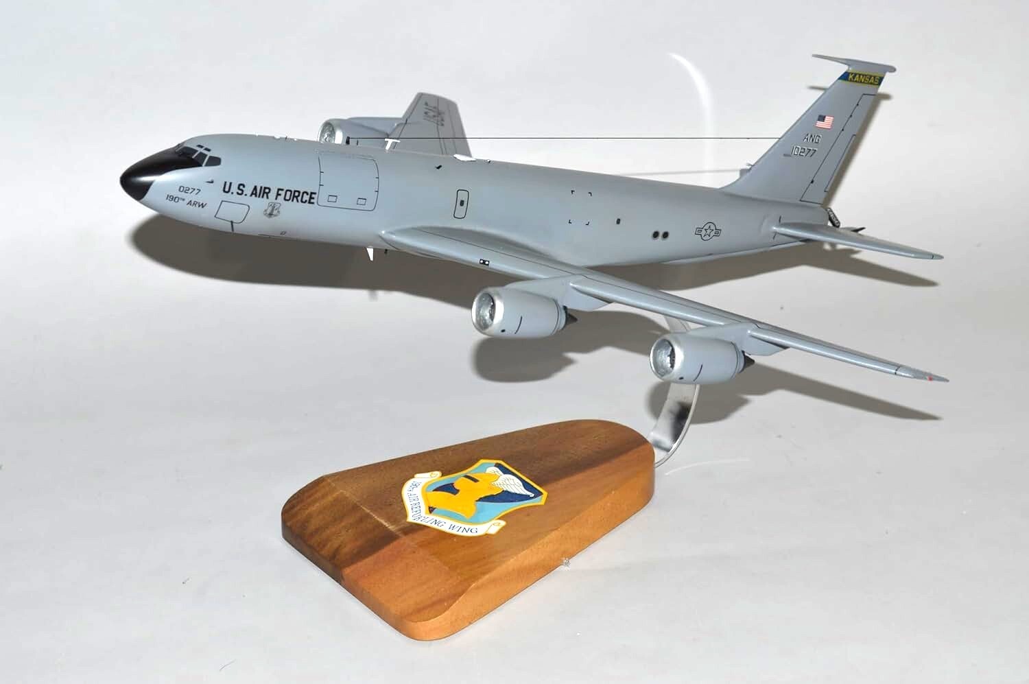 USAF Boeing KC-135R Stratotanker Kansas ANG 100 ARW Desk Model 1/100 SC Airplane