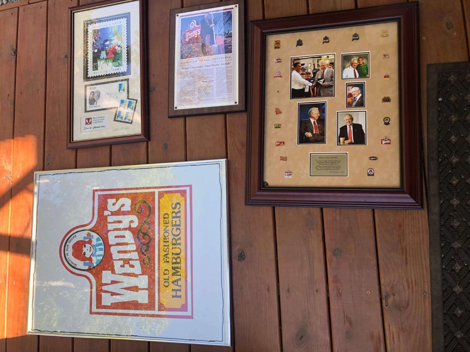 Wendy\'s Dave Thomas Signed Memorabilia Lot 2 Signed Pieces Pins & Vintage Sign