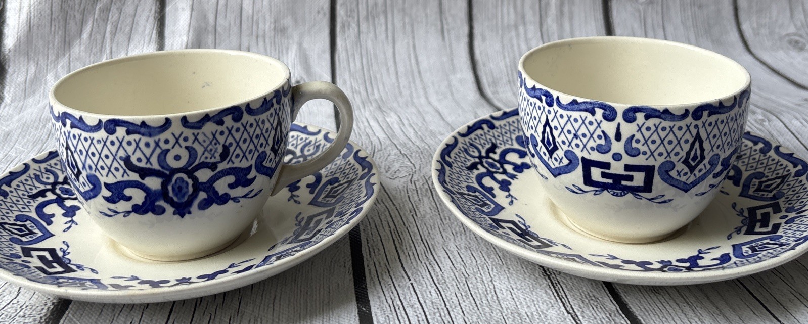 Royal Swan English Canton S9008  2 teacups and 2 saucers