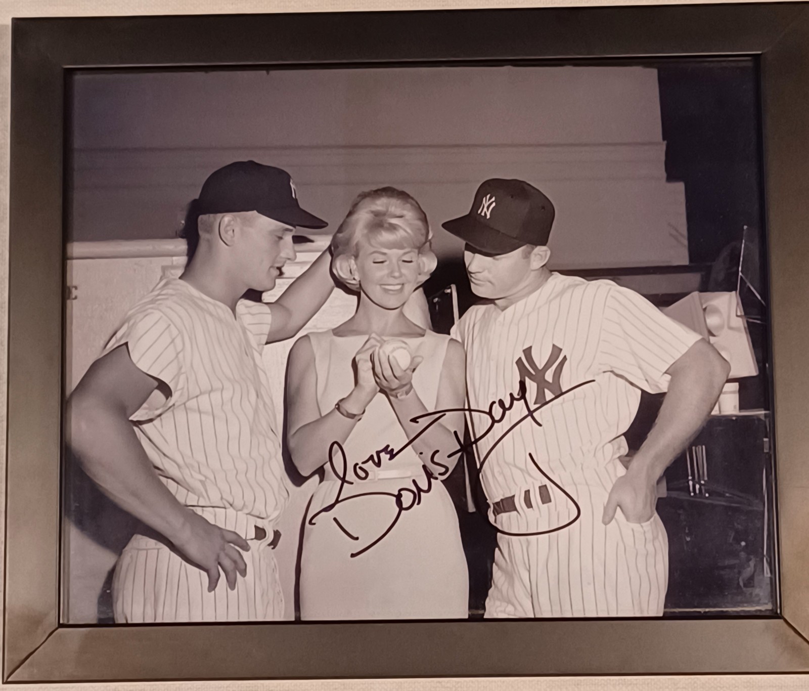Autographed  Doris Day 1961 SPORT Magazine w/ COA w/ Roger Maris, Mickey Mantle