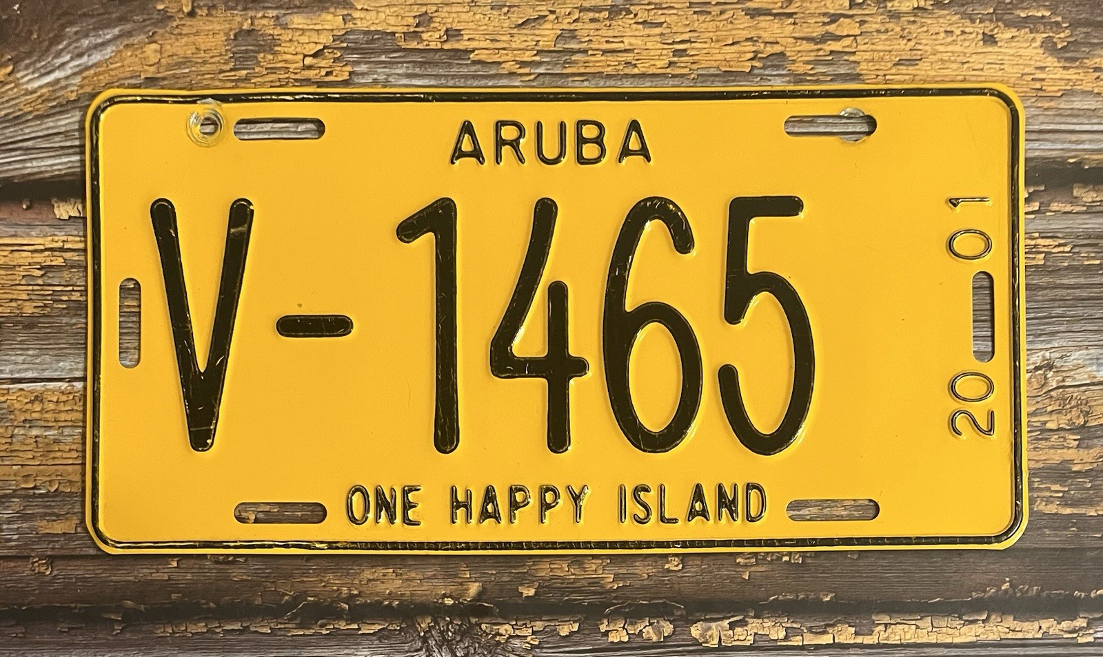 2001 Aruba ONE HAPPY ISLAND License Plate V-1465
