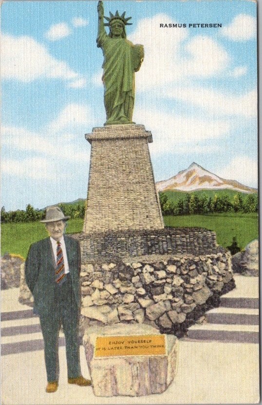 Vintage REDMOND, Oregon LINEN Postcard PETERSEN'S ROCK GARDEN Statue of Liberty