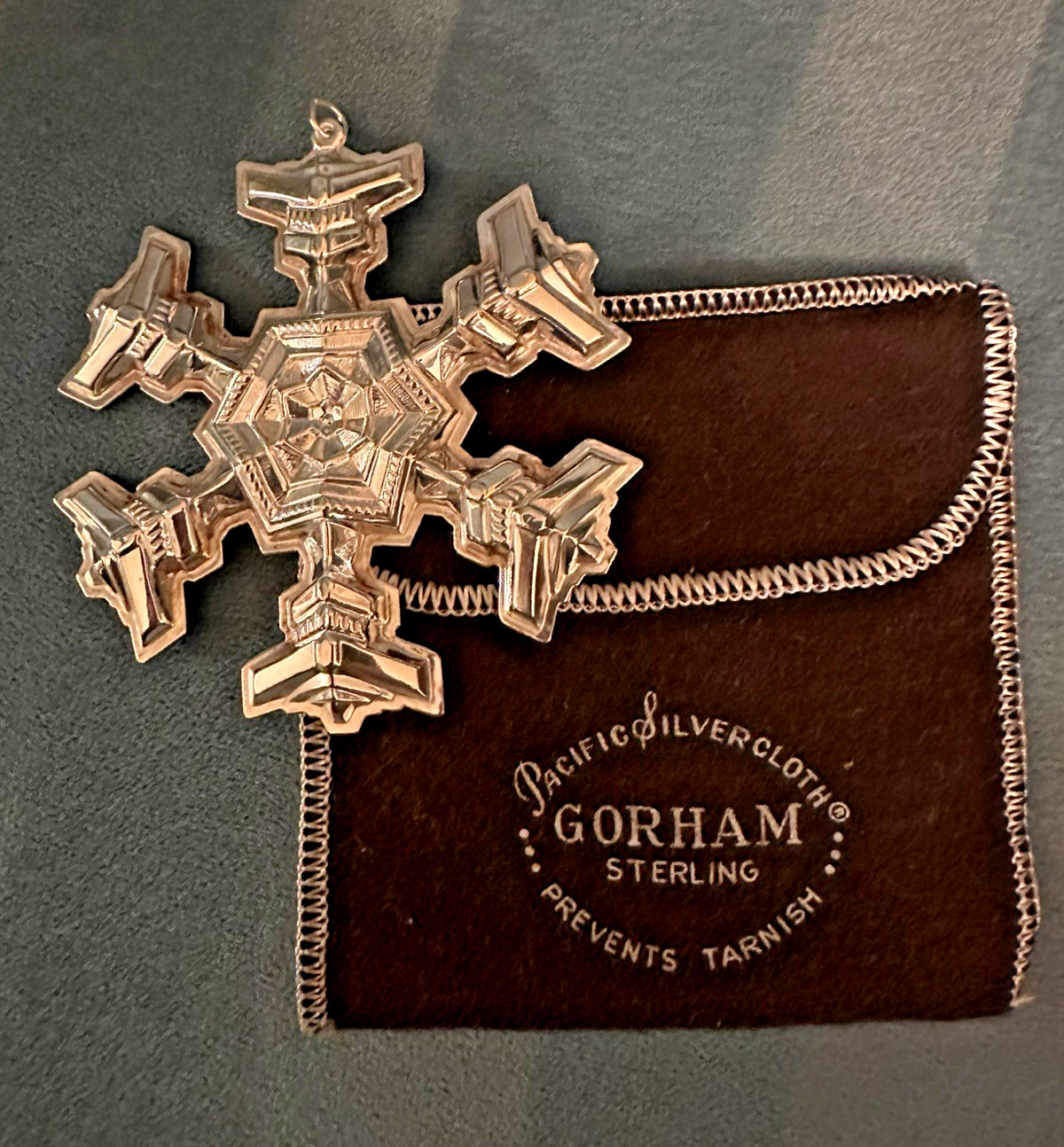VINTAGE 1977 GORHAM STERLING SILVER SNOWFLAKE ORNAMENT 8th EDITION AND POUCH