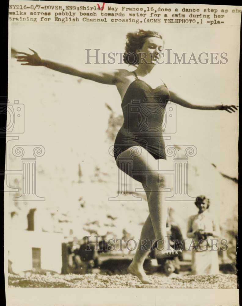 1949 Press Photo Shirley May France walks across pebbly beach in Dover, England
