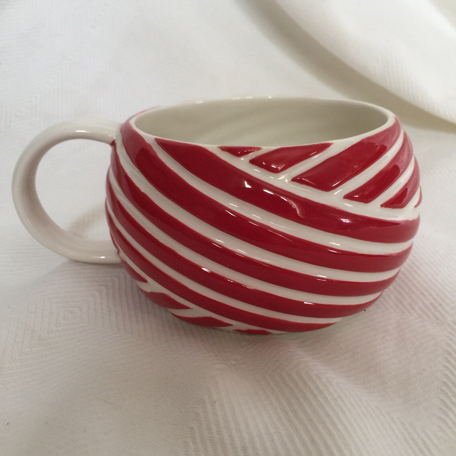 Starbucks 2013 Candy Cane Striped Coffee Mug. Red & White 12 oz
