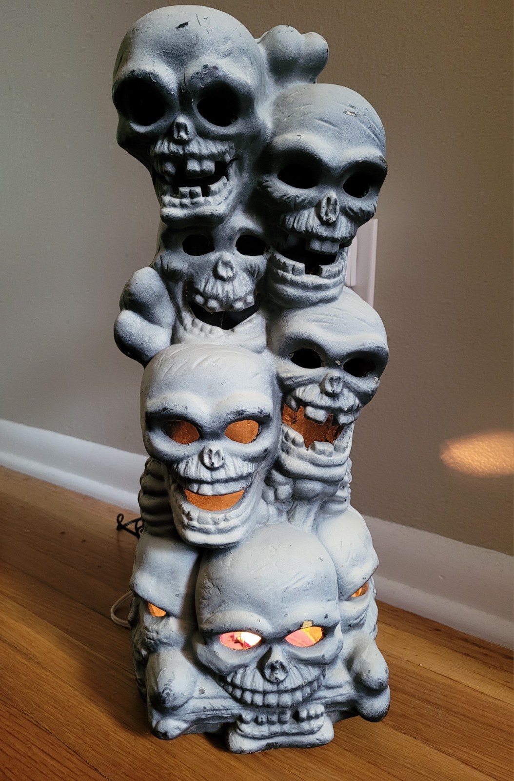 VTG Trendmasters Haunted Lighted Stacked Skulls Halloween foam indoor skeleton