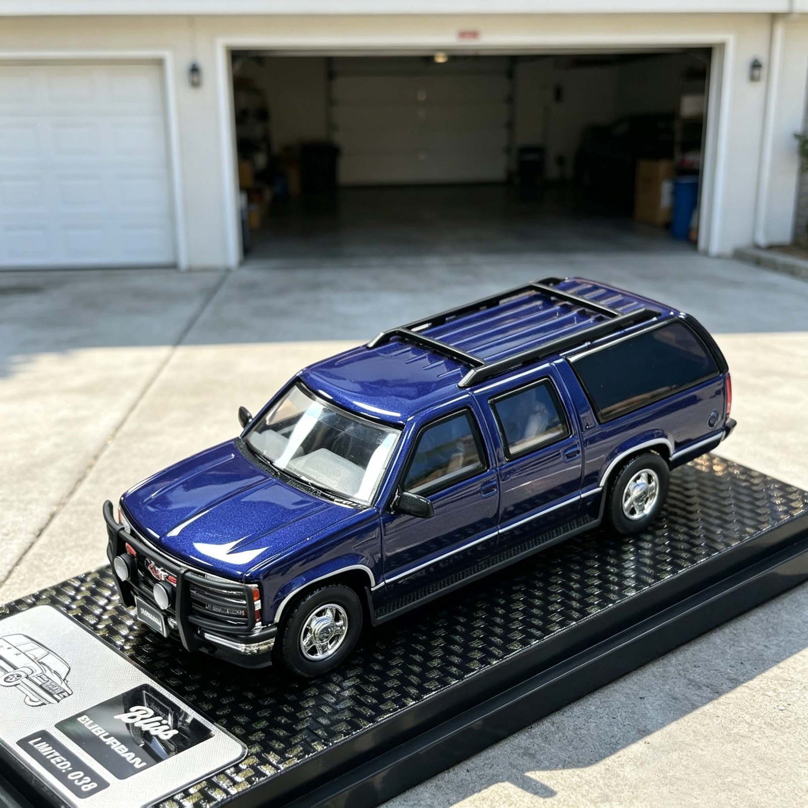 1:64 Suburban Metallic Red Blue Alloy Model Car - Rare Miniature