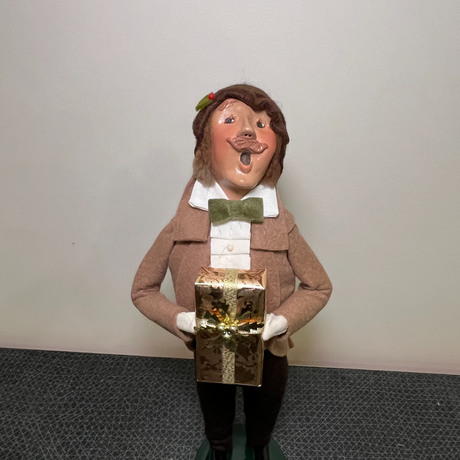 Vtg Byers Choice Caroler Man with Gold Wrapped Present Gift, Green Bow Tie