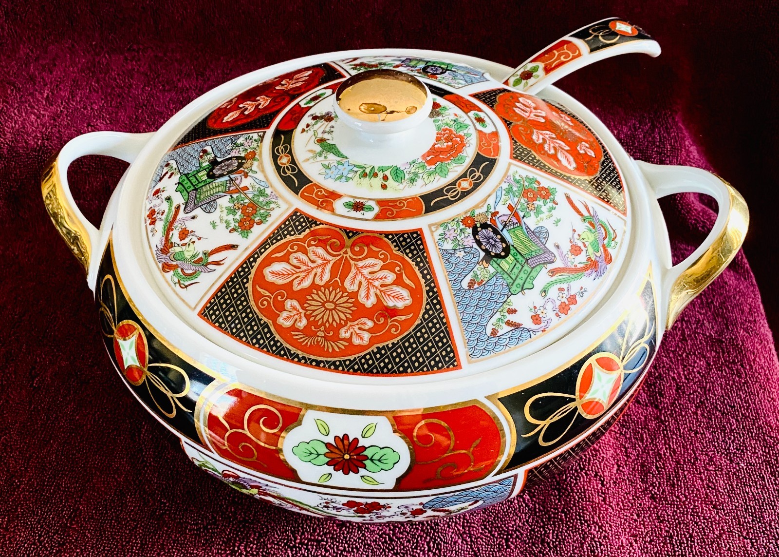 IMARI PORCELAIN SOUP TUREEN W LADLE RICKSHAW DESIGN RED GOLD BLACK GREEN 12\