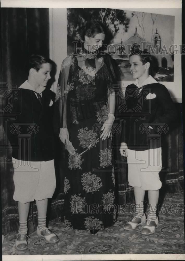 1936 Press Photo Mrs. Franklin Roosevelt chats with the \