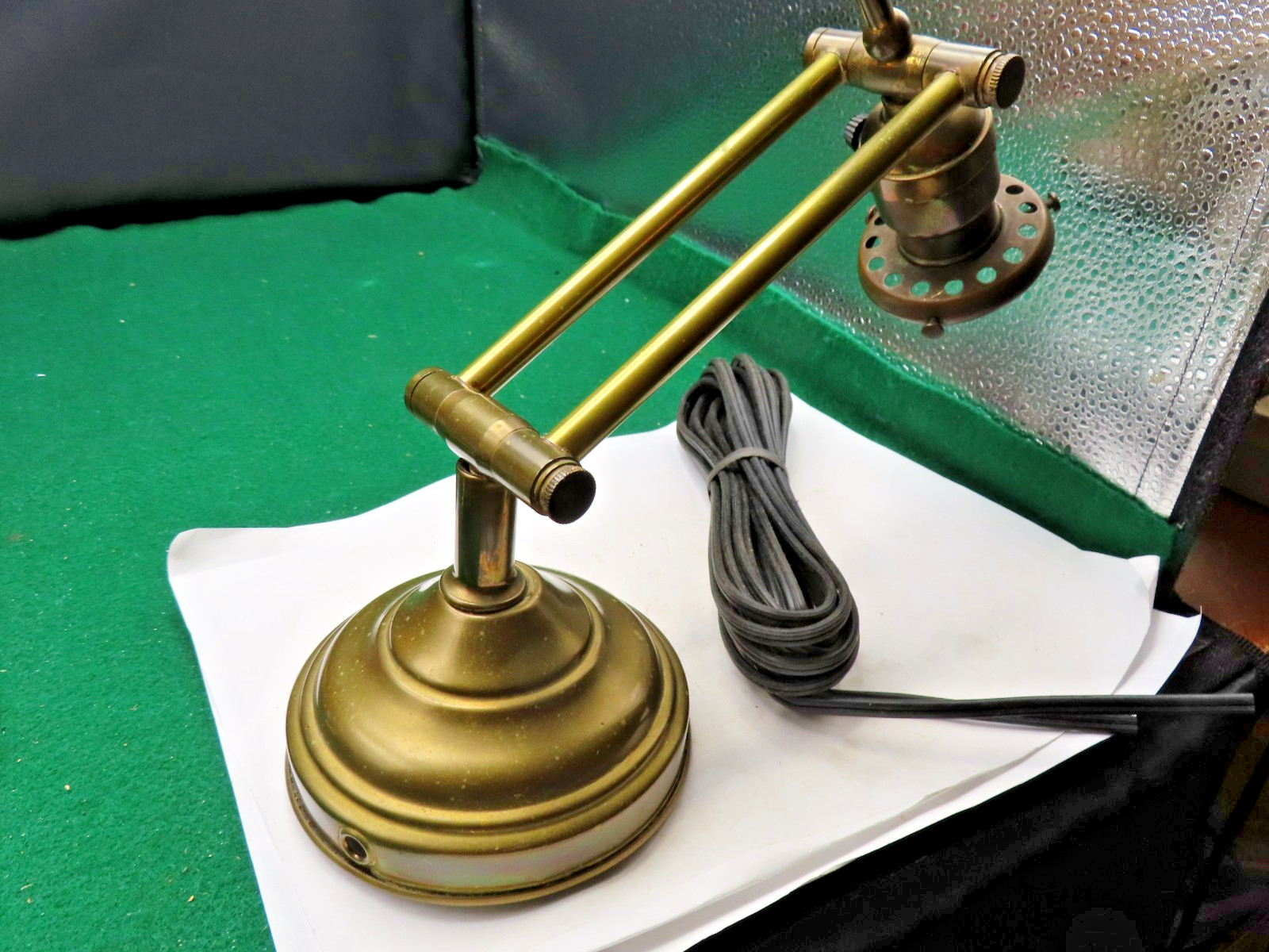 SALVAGED VINTAGE BRASS ADJUSTABLE WEIGHTED BASE DESK LAMP NEEDS REWIRED