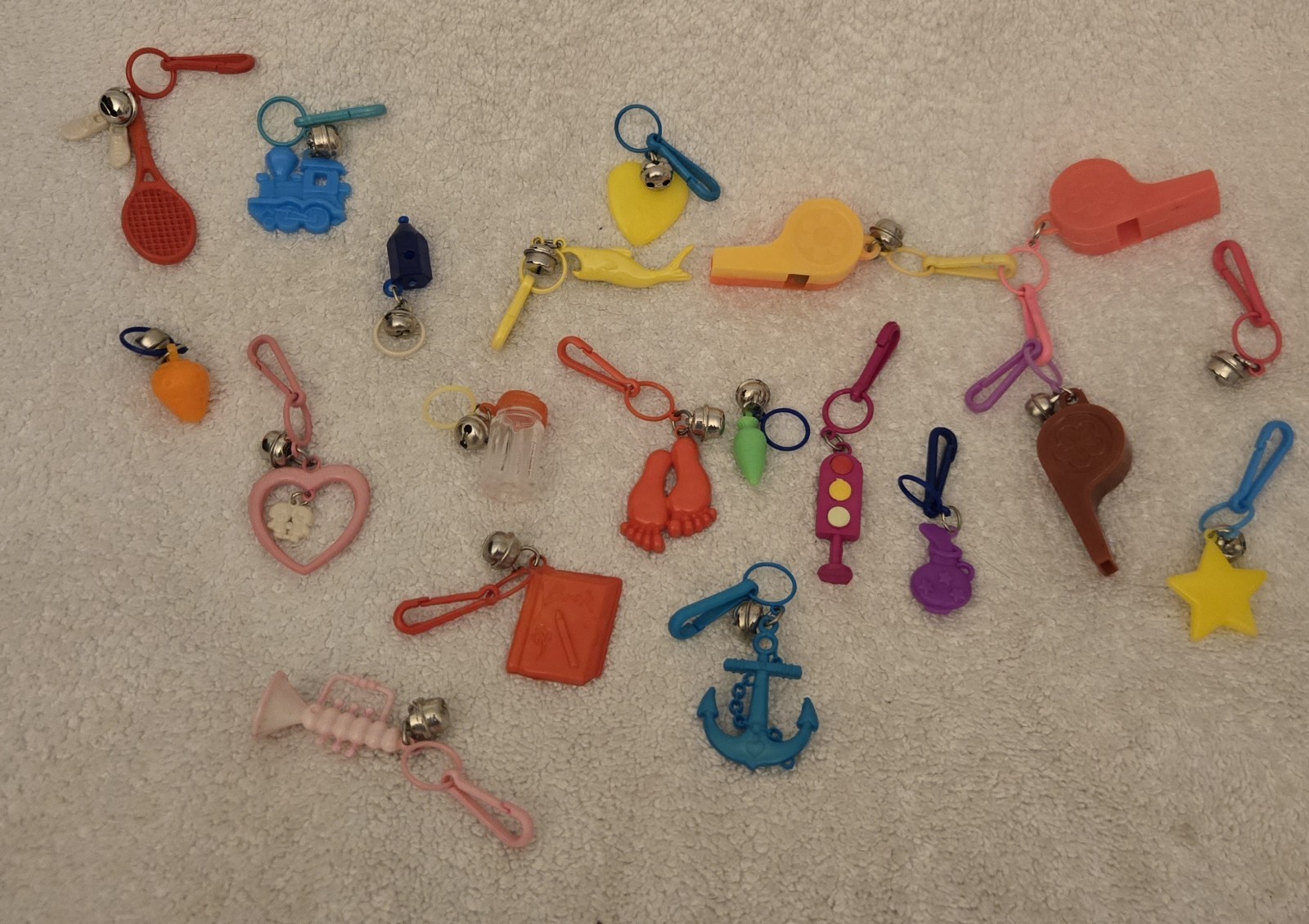 LOT OF 20 VINTAGE 1980\'S BELL CLIP CHARM PLASTIC 80\'S CHARMS