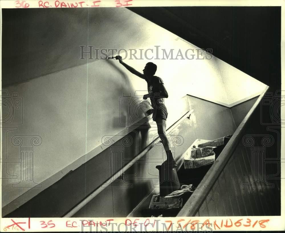 1987 Press Photo Bennie Huxen paints a stair well at Metairie Grammer School