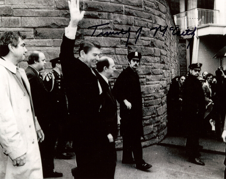TIMOTHY J. MCCARTHY SIGNED 8x10 PHOTO RONALD REAGAN ASSASSINATION BECKETT BAS