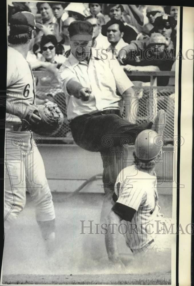 1974 Press Photo Baseball umpire Ed Sudol outs Wayne Garrett of New York Met