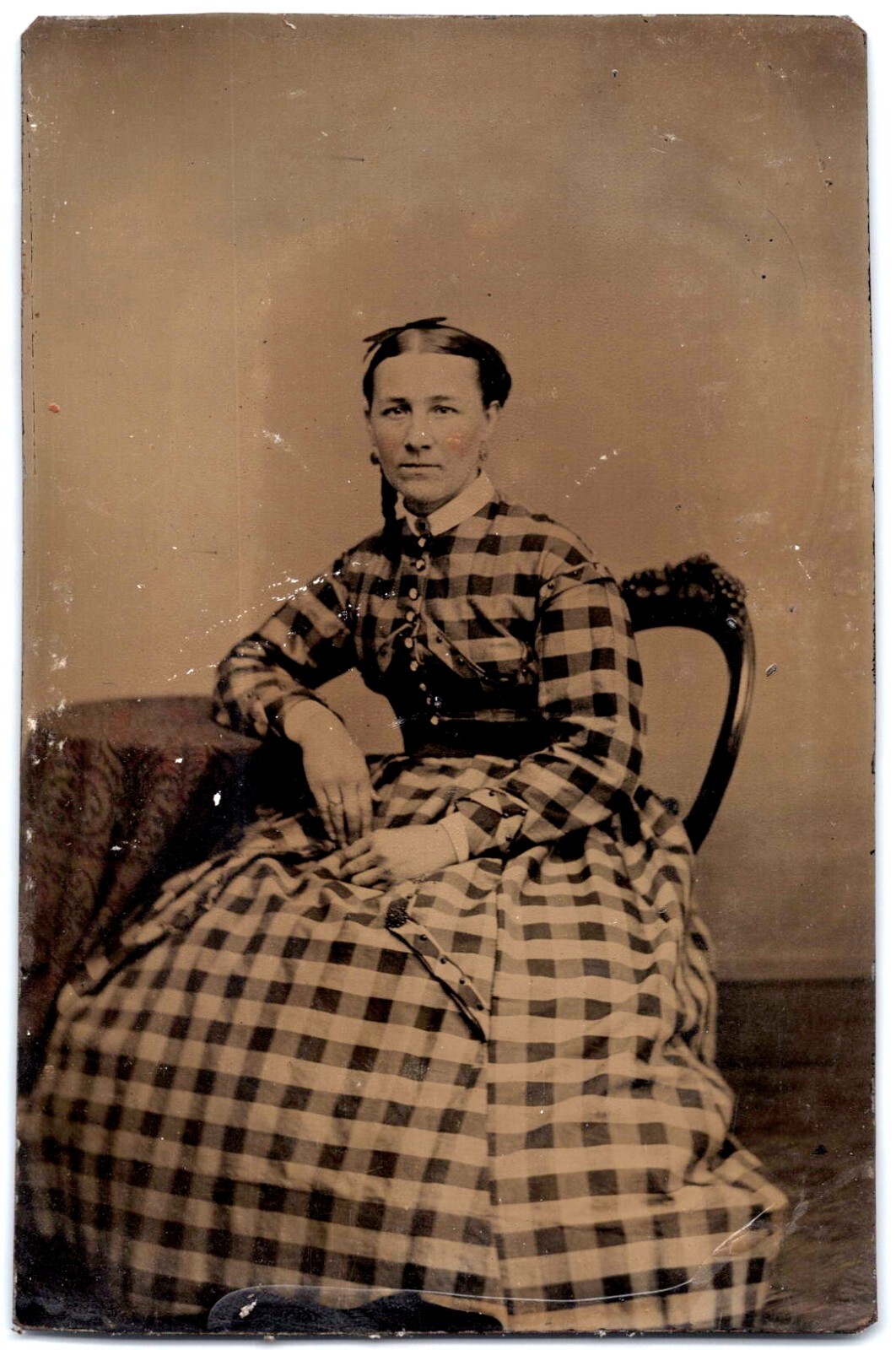 CIRCA 1870s 1/4TH PLATE TINTYPE GORGEOUS YOUNG LADY IN PLAID DRESS HAND TINTED