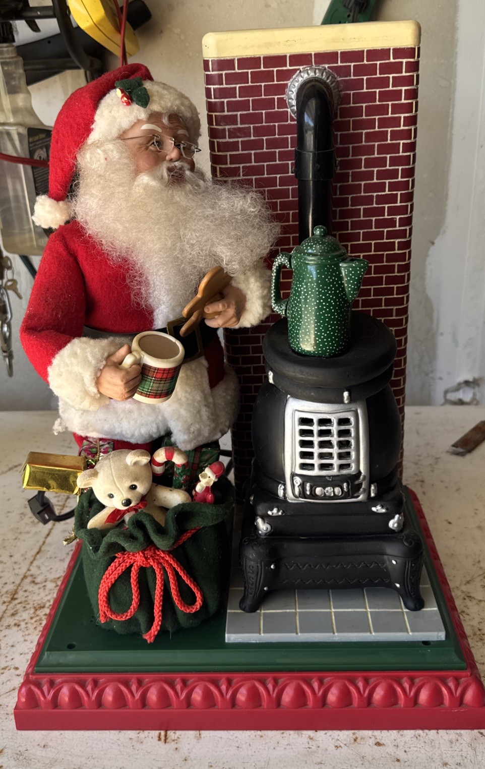 VTG 1994 Holiday Creations Animated Musical Santa w/Pot Belly Stove Mug Flame