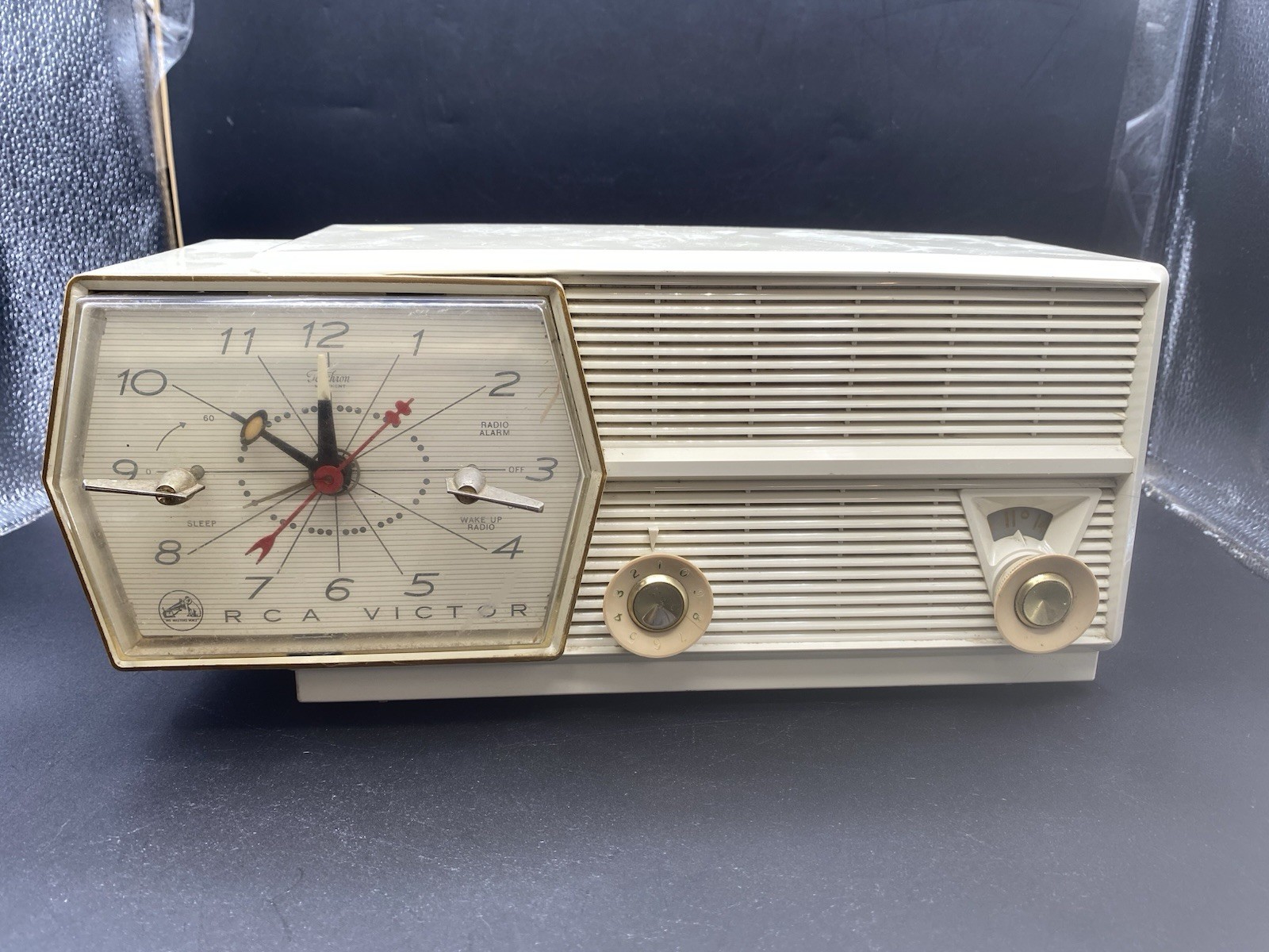 MCM RCA Victor Model 8-C-6E  Tube Radio From The Mid-50’s Radio Works Clock Dont