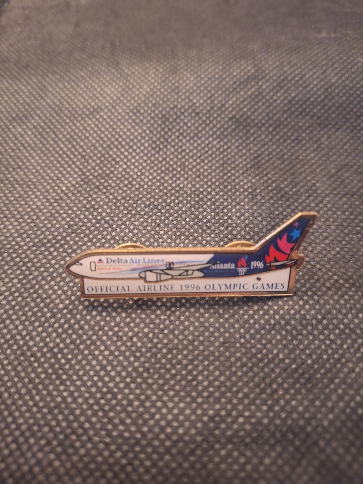 Delta Air Lines Atlanta 1996 Official Airline Olympic Games Pinback   e9851sxx1