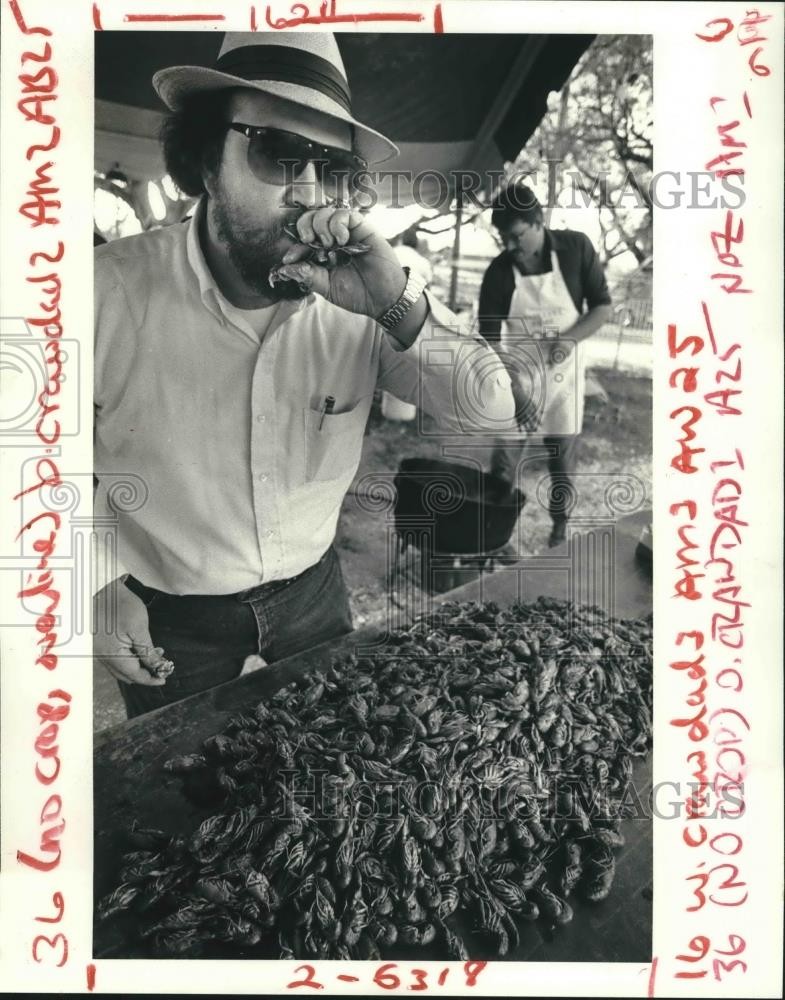 1986 Press Photo Emile Stieffel eats crawfish at Crawfish Festival in Chalmette