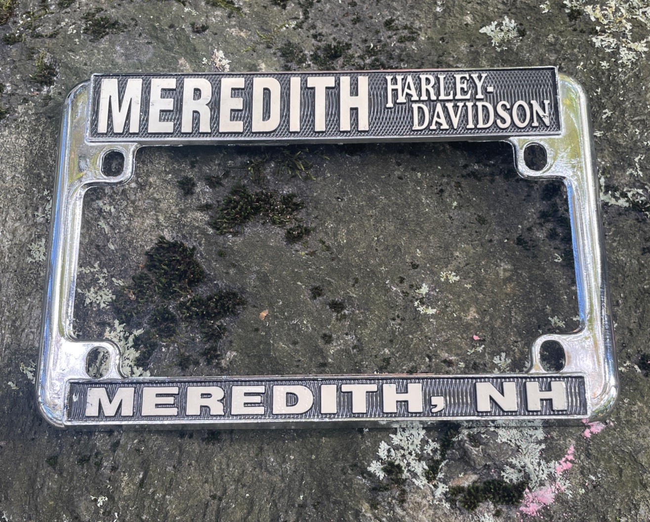 VINTAGE MEREDITH HARLEY-DAVIDSON MOTORCYCLE LICENSE PLATE FRAME Meredith NH NOS