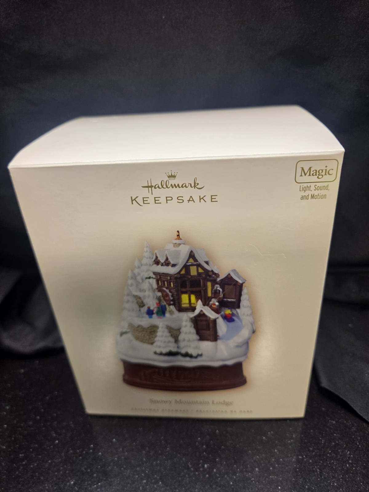 2007 Hallmark Keepsake Snowy Mountain Lodge Magic Light Sound and Motion Christm