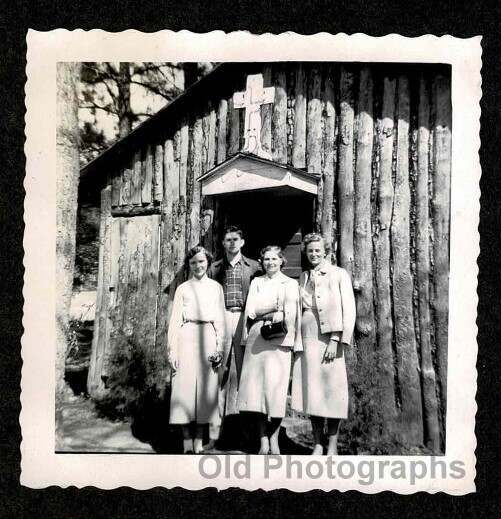 LOG CABIN/CHURCH TOURISTS OLD/VINTAGE PHOTO- B793