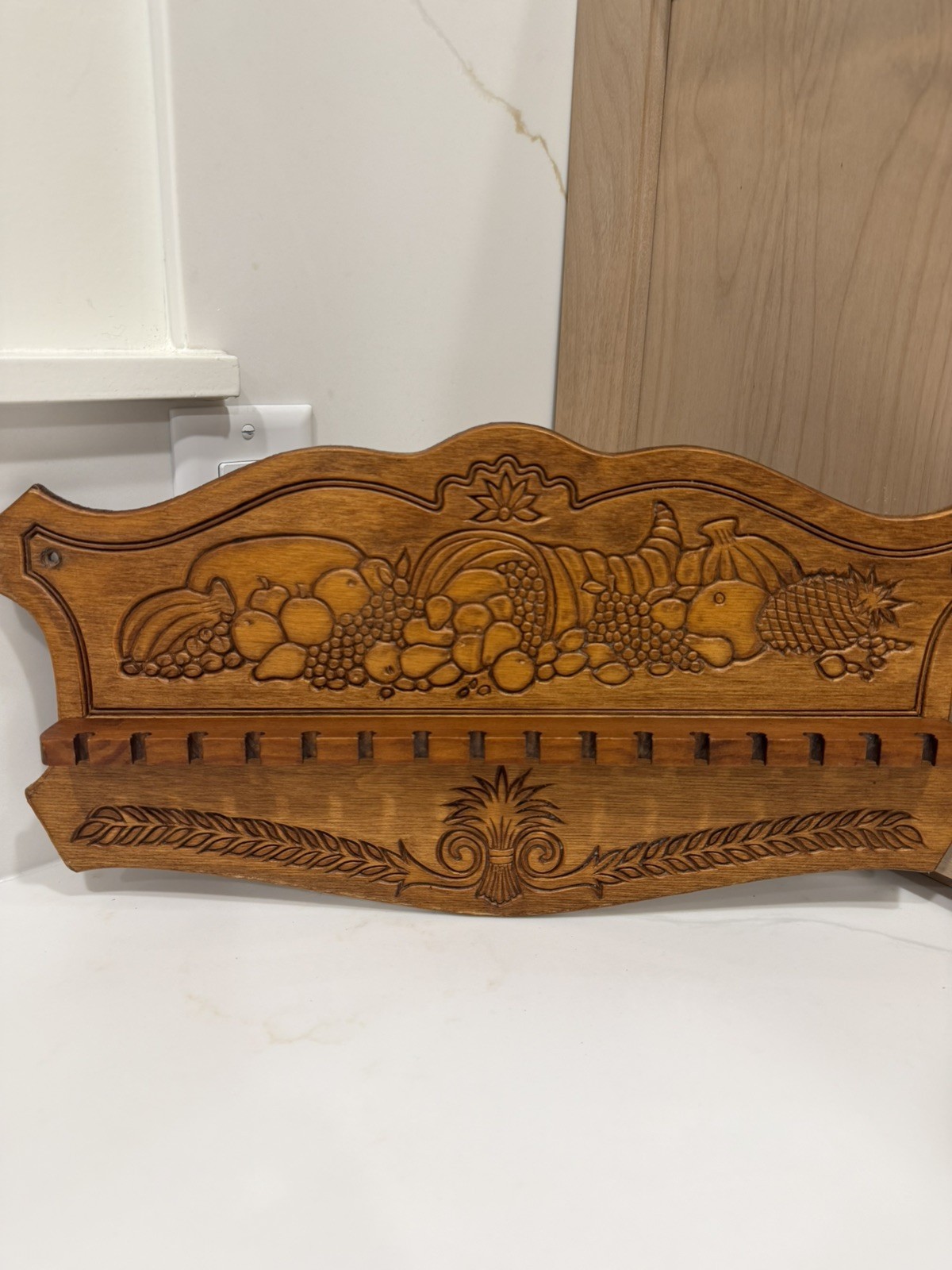 Vintage Wooden Wood Spoon Hankie Doily Wall Display Rack, Cornucopia, 16 Slots