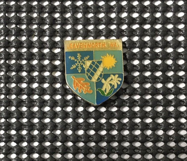 Vintage LEAVENWORTH Bavarian Village Crest Washington Souvenir Lapel Hat Pin