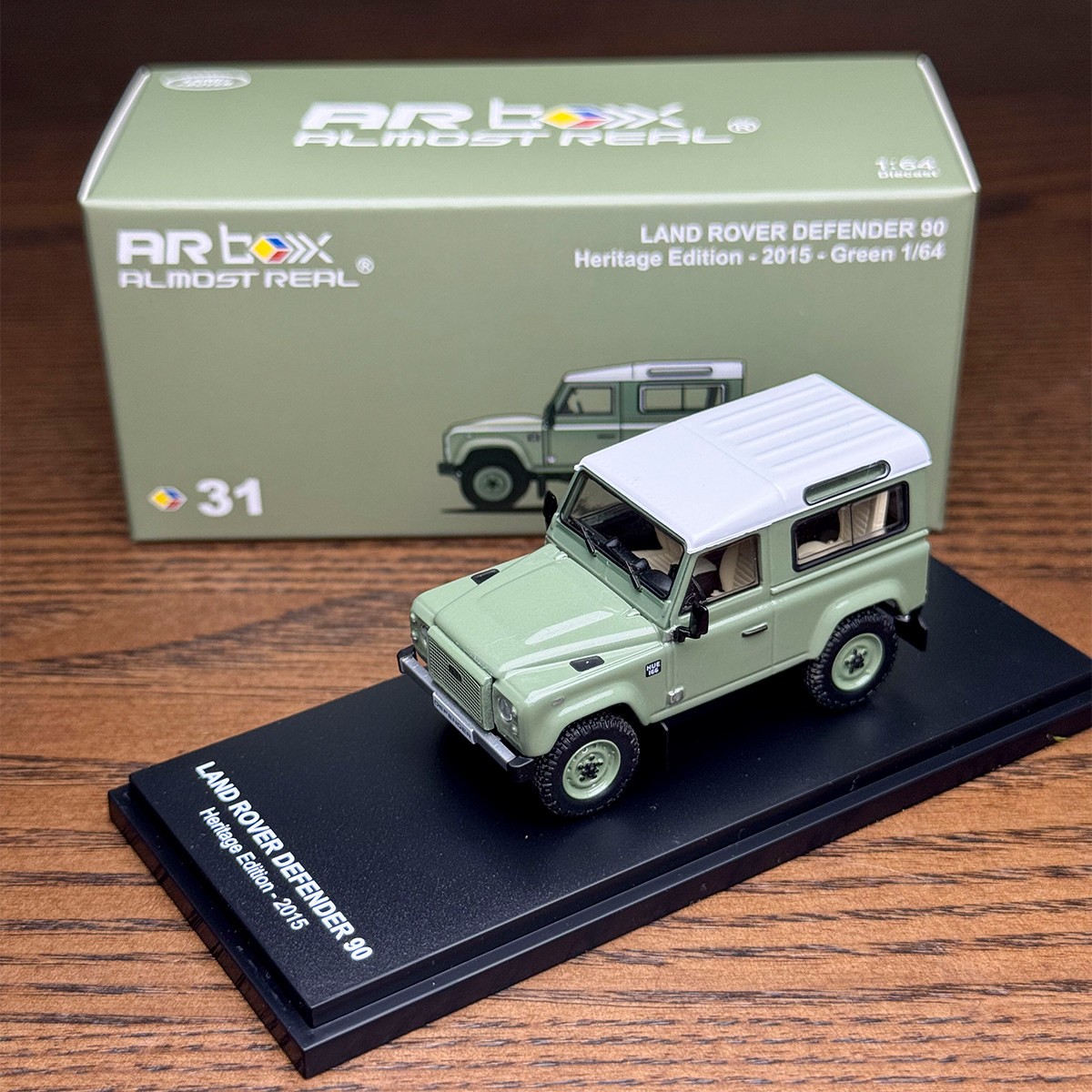 AR Box 1:64 Land Rover Defender 90 Heritage Edition Green Alloy Car Model