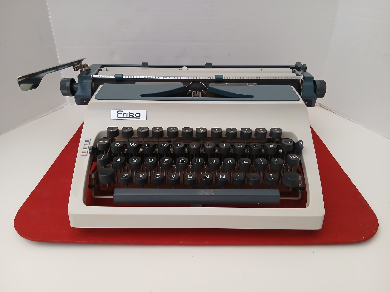 Vinage Daro Erika Manual Typewriter - 1970s - East Germany - Works Great