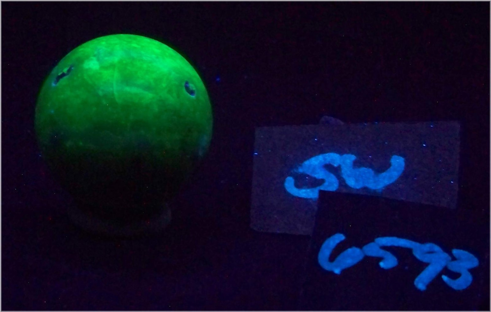 Fluorescent Anderson Mine Agate 35mm Sphere for UV Collection or Interior 6593