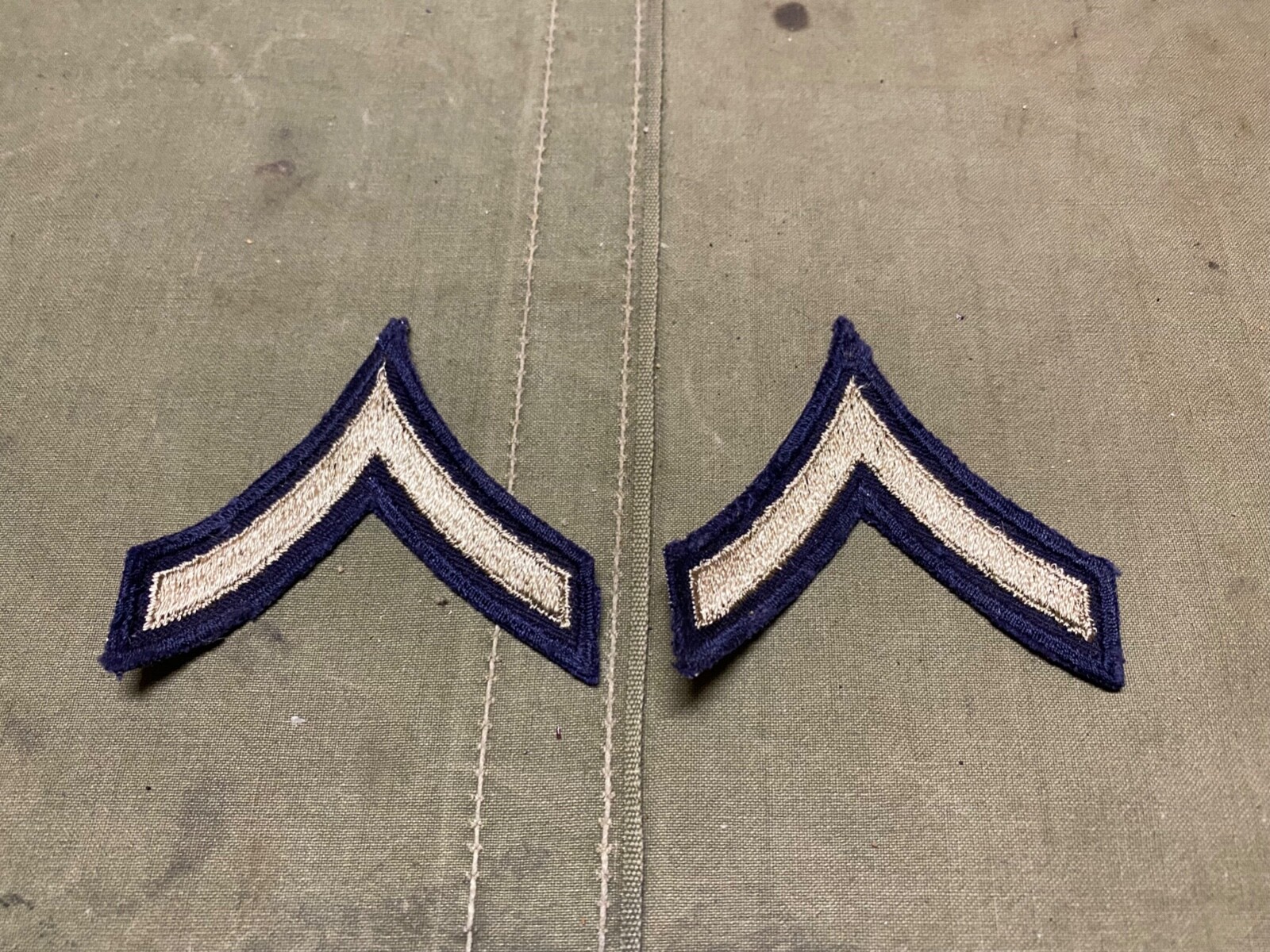 ORIGINAL WWIIUS ARMY PRIVATE PFC CHEVRONS JACKET & SHIRT SLEEVE INSIGNIA SET