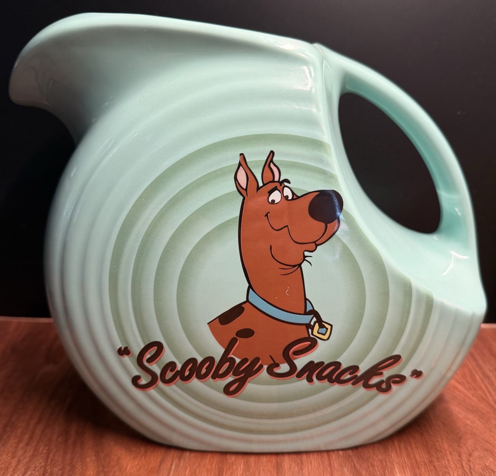 Fiesta SCOOBY DOO “Scooby Snacks” Disk Pitcher 1998 Homer Laughlin/ Warner Bros.