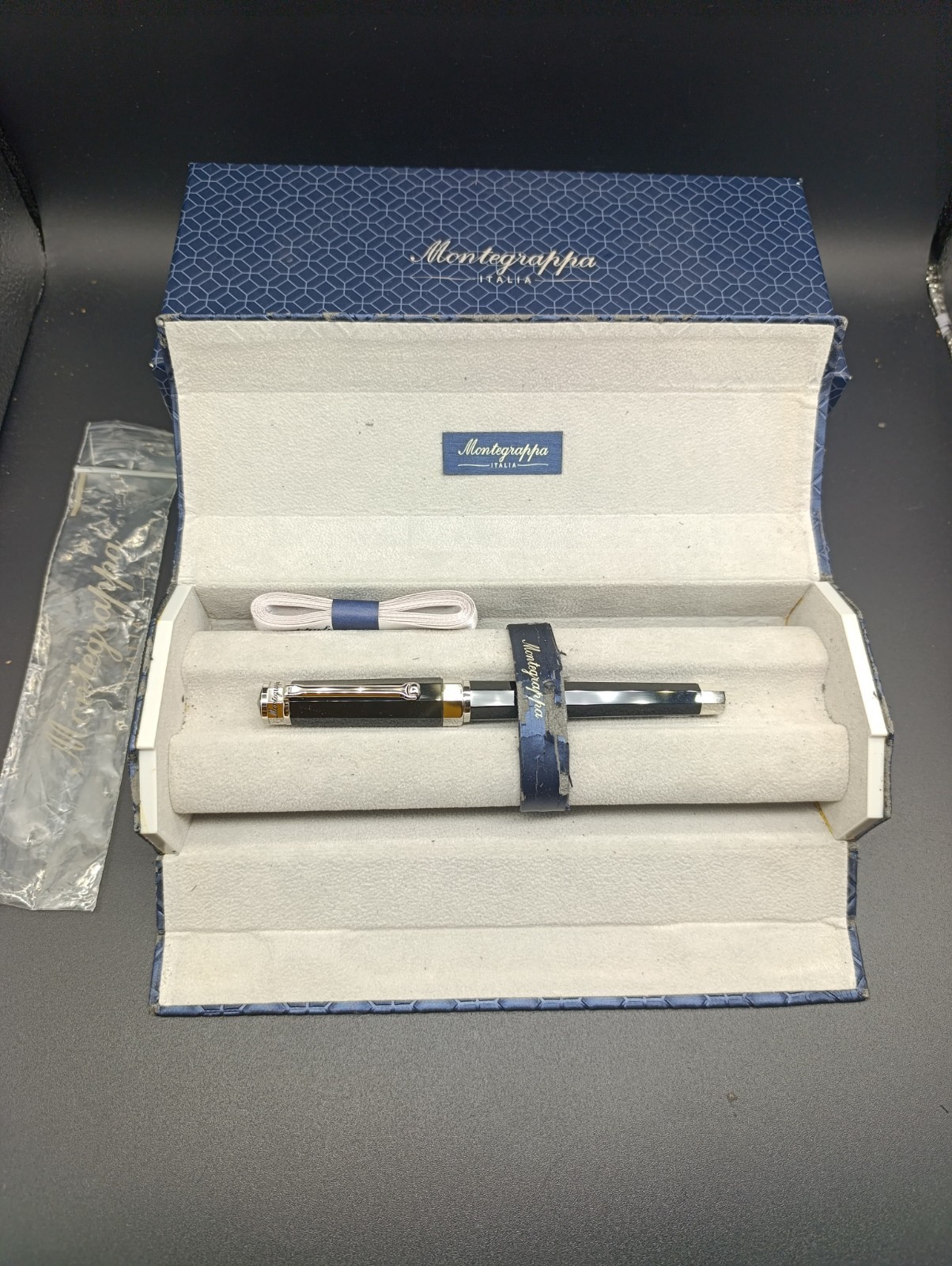 Montegrappa NeroUno Fountain Pen – Black Faceted Resin, Ruthenium-NIB 18K
