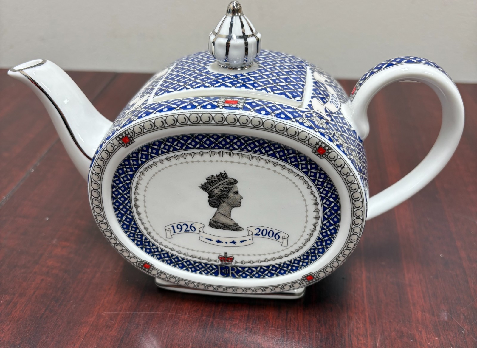 QUEEN ELIZABETH II JAMES SADLER TEAPOT 80th Birthday celebration 1926-2006