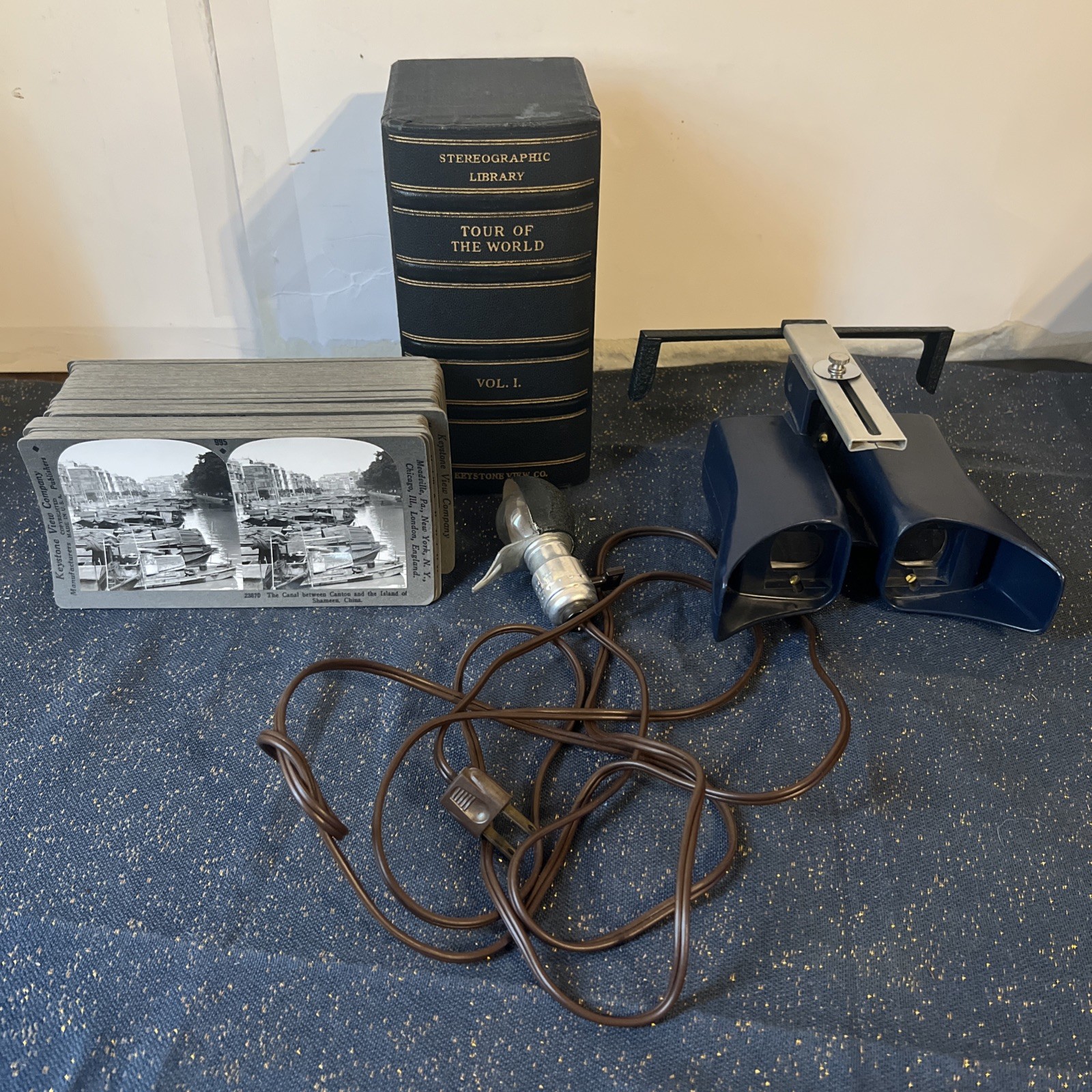 Vintage Stereo Graphoscope with Graphic Library Vol 1 (Tour Of The World)