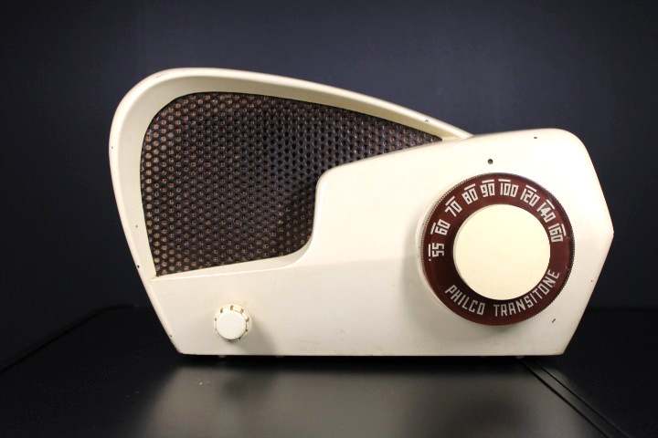 1940s VINTAGE PHILCO BOOMERANG RADIO ANTIQUE RESTORED OLD BAKELITE RADIO WORKS
