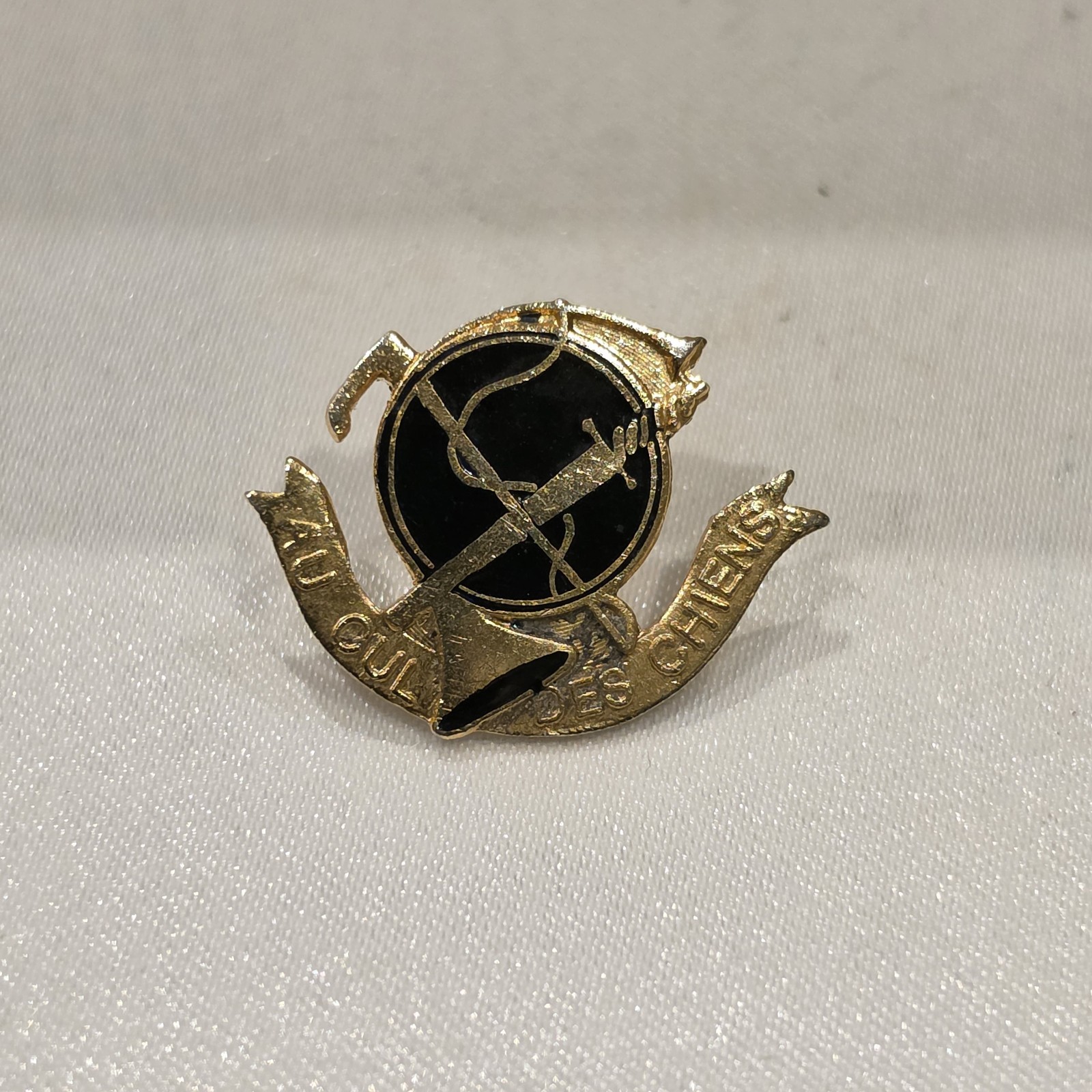 Vintage French Qui Qu\'en Grogne Hunting Horn Dog Enamel Pin Badge Gold Black