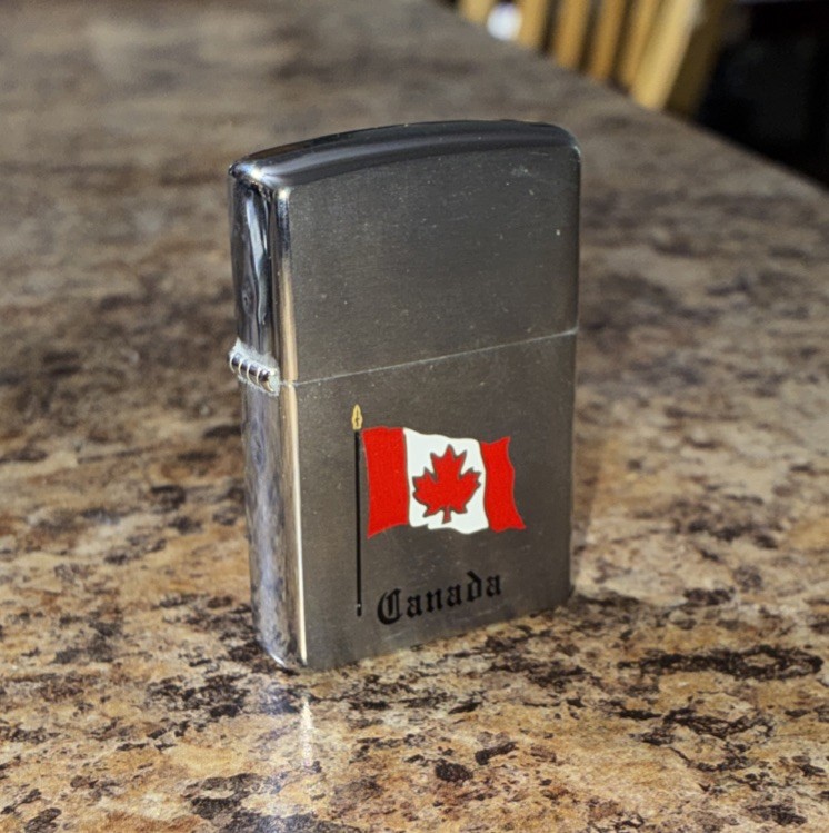 1995 Vintage Zippo Lighter - Canadian Flag - Niagara Falls, Ontario Canada