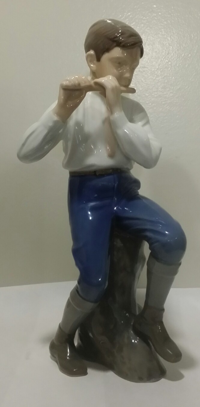 BING & GRONDAHL / ROYAL COPENHAGEN FIGURE # 1897 \