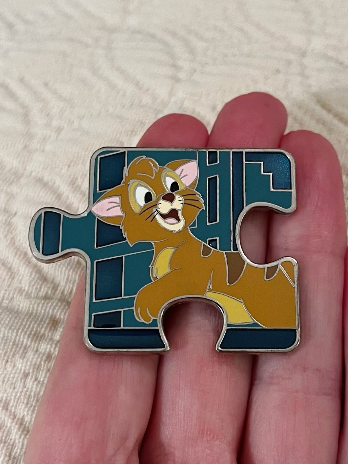 Disney Oliver the Cat Oliver & Company Character Connection LE 450 2021 Pin