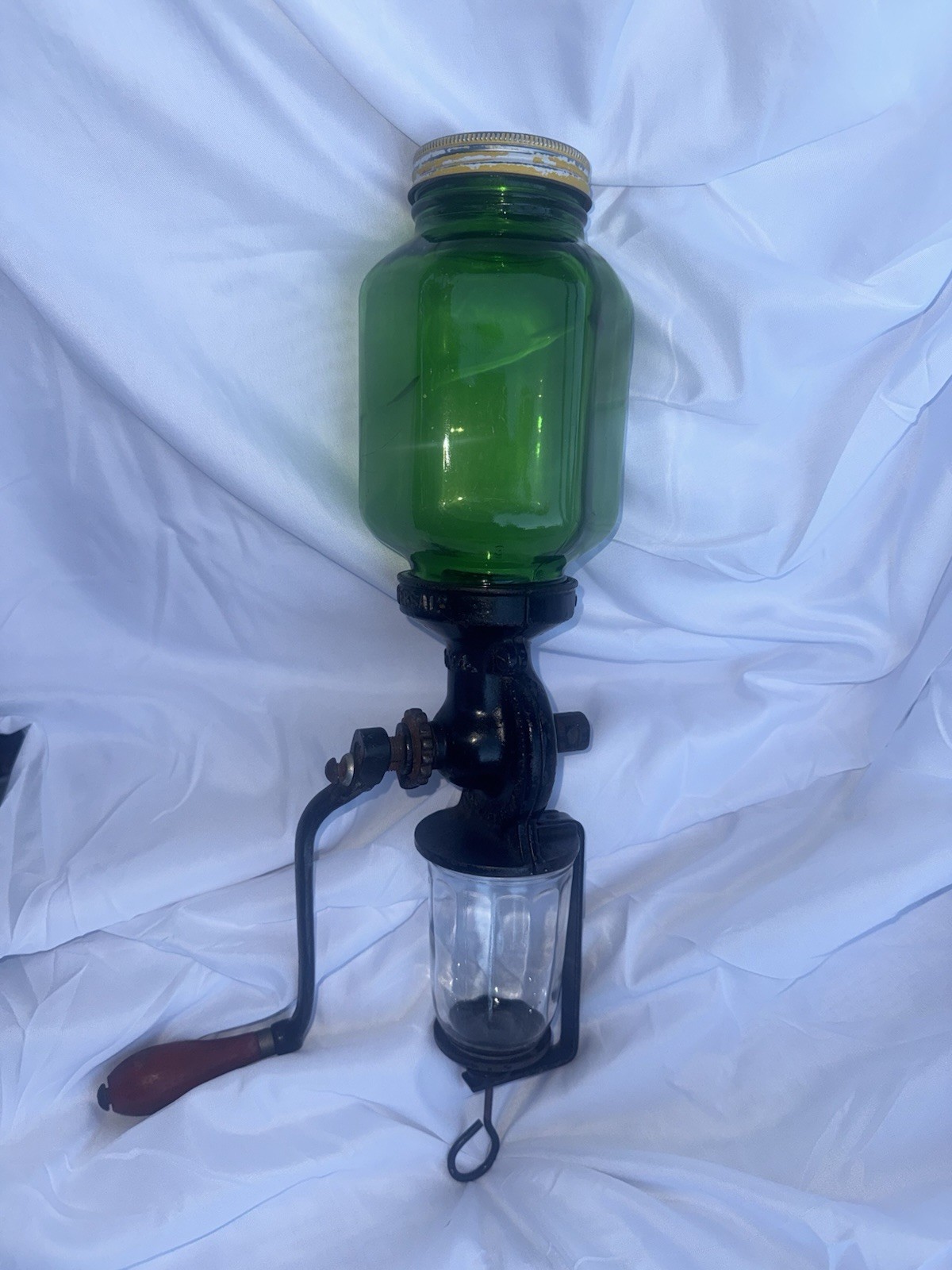 ANTIQUE RARE HEXAGONAL GREEN GLASS UNIVERSAL NO. 24 1909 COFFEE GRINDER NICE