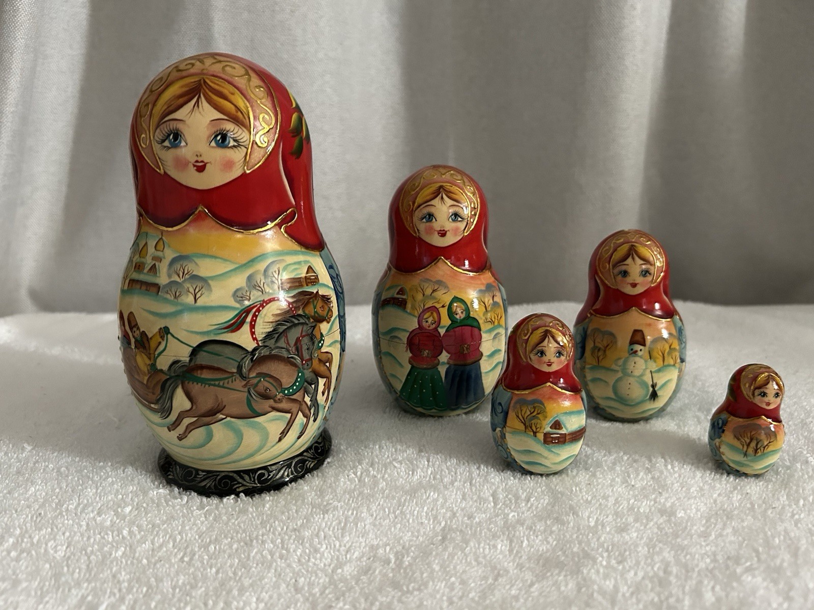 2003 Russian Winter Troika story Hand Painted Gold 5 Nesting Doll set Signed 7”