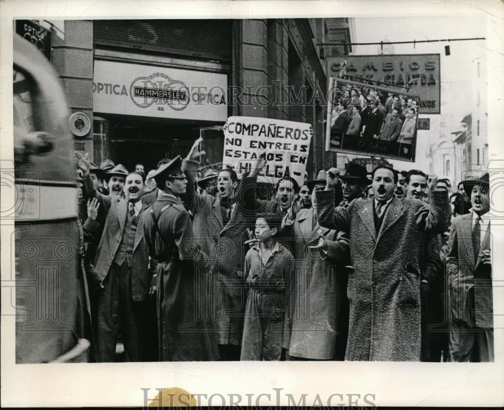 1945 Press Photo Chile Santiago\'s striking pickests for higher wages - nex80733