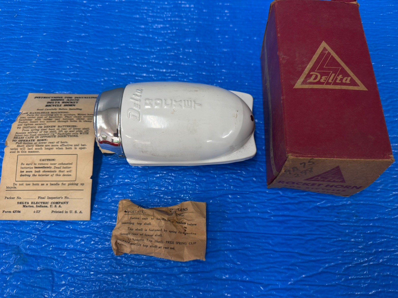 NOS 1940-50’s BICYCLE DELTA ROCKET HORN IN BOX  RARE (K21)